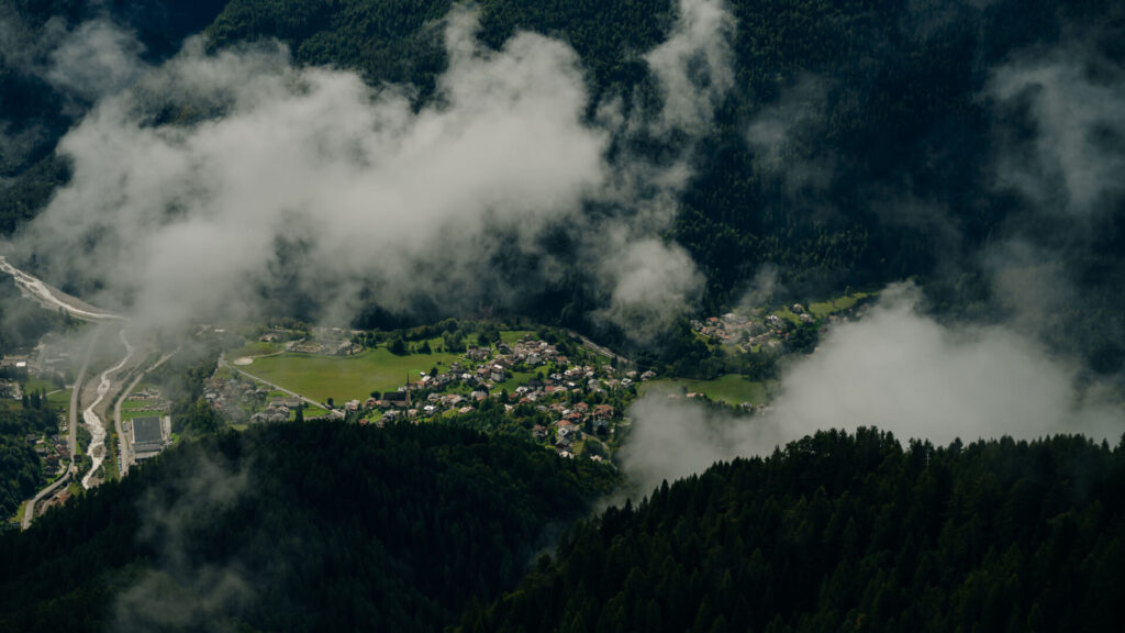 На фото природа карпат поруч котеджного містечка ecoberghaus в Поляниці, Буковель